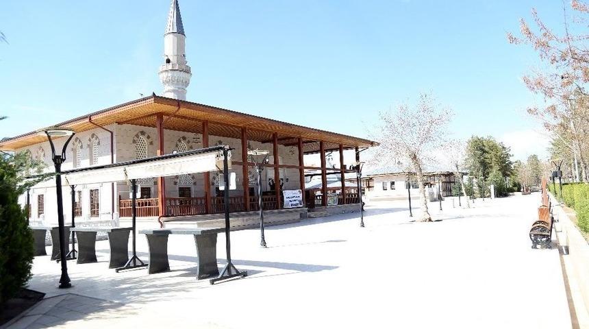 Somuncu Baba Caminin Avlusuna G&ouml;lgelik Yapılacak