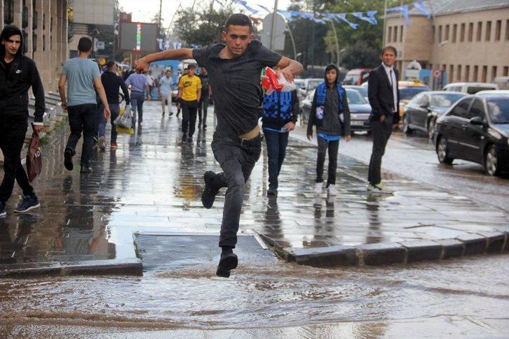 Erzurum’da Sağanak Sele Dönüştü G3