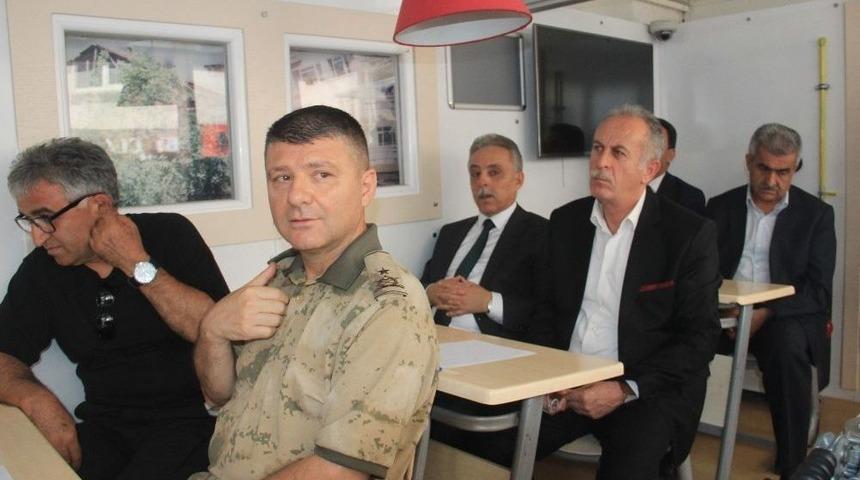 Vali Toprak, 6.6 Şiddetindeki Depremi Yaşadı