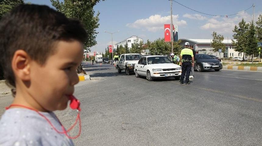 ‘kırmızı Düdük’ Çaldı, Babası Kemer Taktı