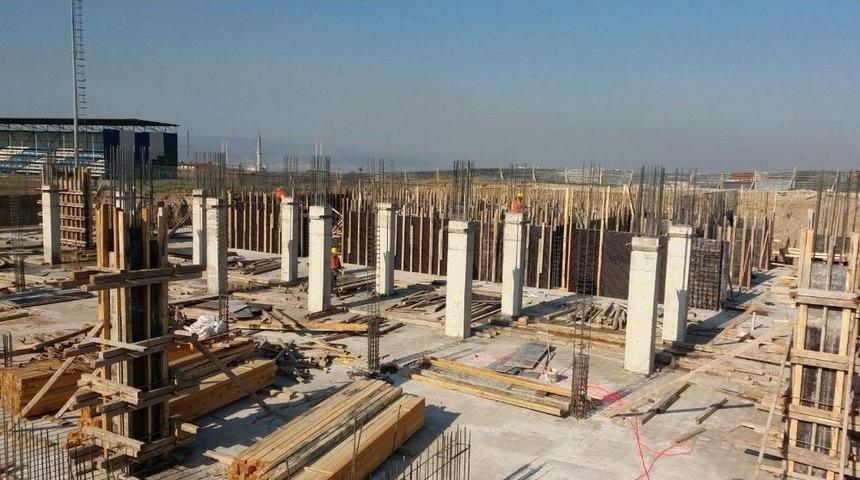 Dilovası Yarı Olimpik Y&uuml;zme Havuzu Y&uuml;kseliyor