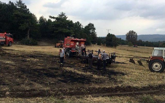 Tavşanlı’da Çıkan Yangında Traktör Ve Balyalar Yandı