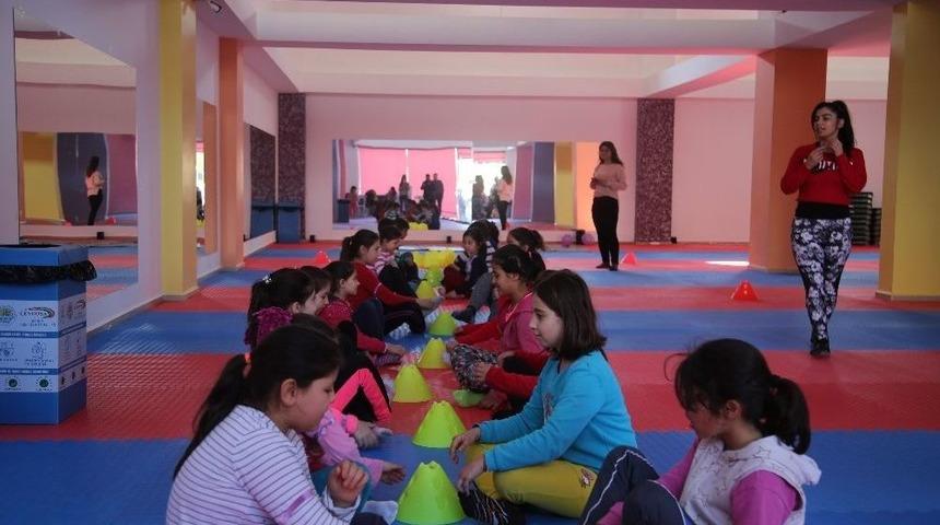 Erdemli&rsquo;de Kadınlar Ve &Ccedil;ocuklar Spor Merkezlerinde Sporlarını Yapıyor