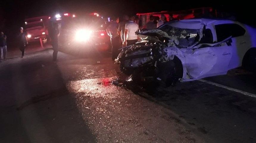 Biber Y&uuml;kl&uuml; Kamyon İle Otomobil &Ccedil;arpıştı: 3 Yaralı