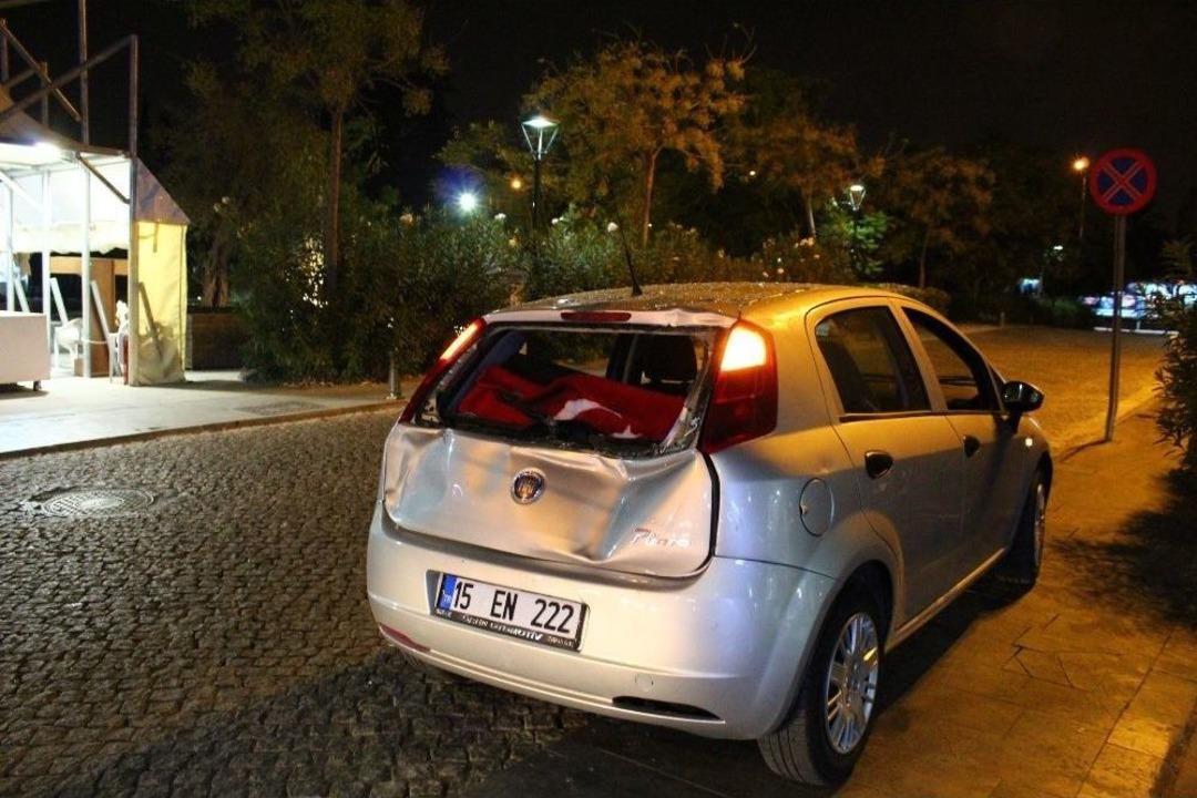 Antalya&rsquo;da Fayton Otomobile Arkadan &Ccedil;arptı: 1 Yaralı