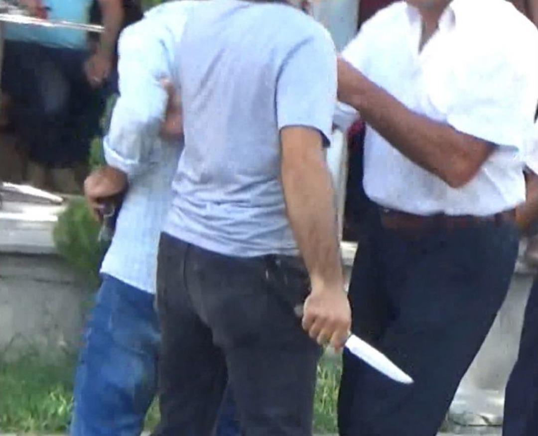 Otopark G&ouml;revlisine Bı&ccedil;aklı Saldırı Kamerada... Saldırganın Yakınları Kameraya Saldırdı