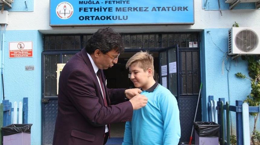 &Ouml;d&uuml;l&uuml;n&uuml; Mehmet&ccedil;iğe Bağışladı