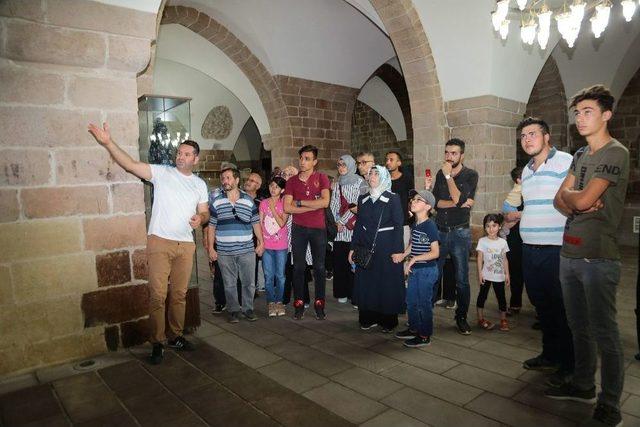 Battalgazi’deki Tarihi Mekanlara Ziyaretçi Akını Yaşanıyor