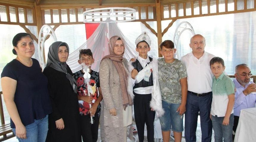 Sevgi Evlerinde Erkekliğe İlk Adımı Attı