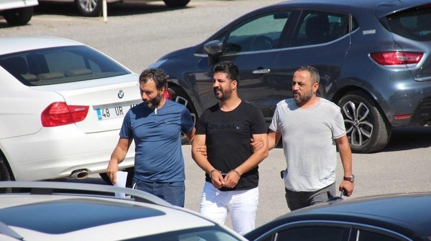 Sahte Kimliğin Sahibi De Aranan Şahıs &Ccedil;ıkınca Yakayı Ele Verdi