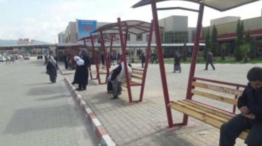 Belediyeden Hastane Bah&ccedil;esine Vatandaşları Rahatlatan &Ccedil;alışma