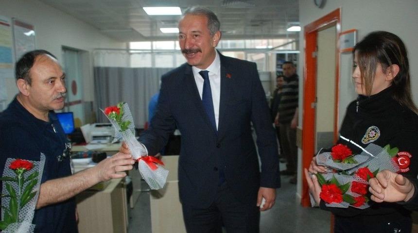 Polislerden Doktorlara Karanfil