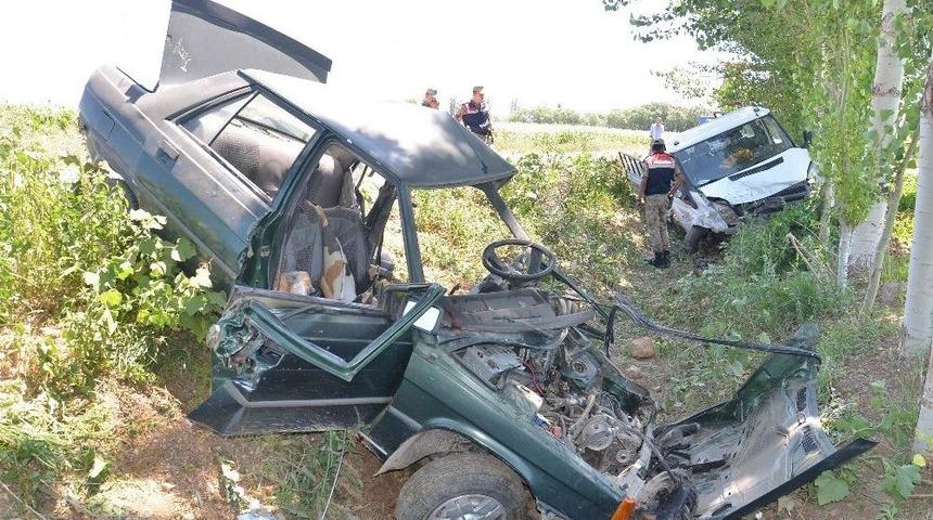 Kamyonetle Otomobil &Ccedil;arpıştı: 1 &Ouml;l&uuml;, 1 Yaralı