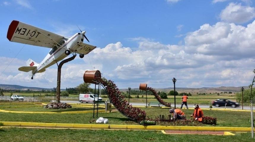 15 Temmuz Demokrasi Ve Şehitler Parkı &Ccedil;i&ccedil;ek Şelalesi İle S&uuml;sledi