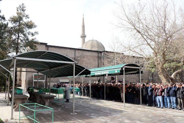 Kansere Yenik Düşen Genç Futbolcu Son Yolculuğuna Uğurlandı