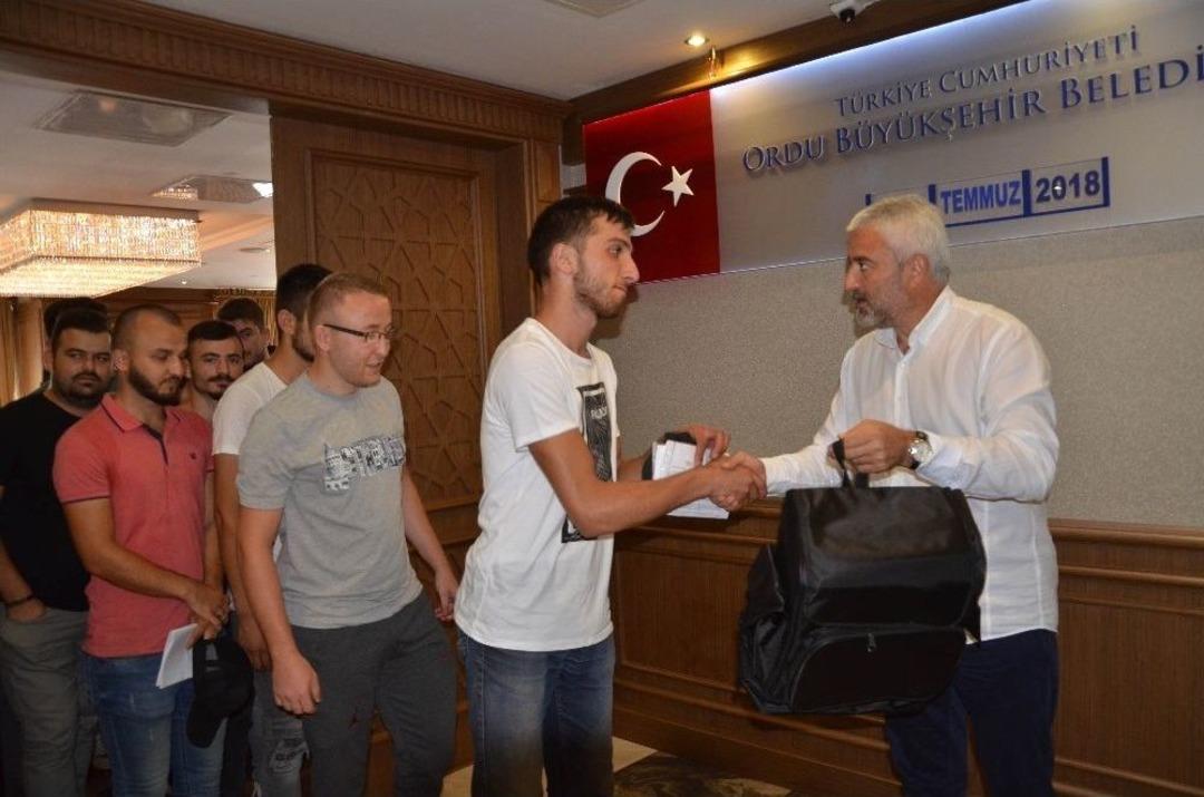 Başkan&rsquo;dan Asker Yolcularına Jest