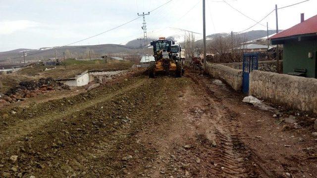 Kars İl Özel İdaresi Yolları İyileştiriyor