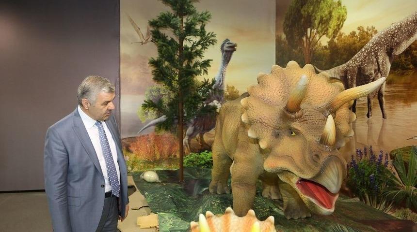 Başkan &Ccedil;elik, Kayseri Bilim Merkezi&rsquo;nde Nisan Ayında Sergilenmeye Başlayacak Olan Devr-i Dinozor Sergisi&rsquo;ni Gezdi