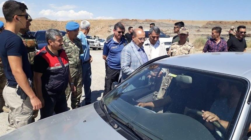 Vali Ustaoğlu Ve Kaymakam &Ouml;zkan &Ccedil;ocuklara Kırmızı D&uuml;d&uuml;k Ve Şapka Dağıttı