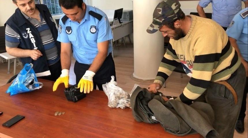 Gezgin Dilencinin Her Yerinden Madeni Para Fışkırdı