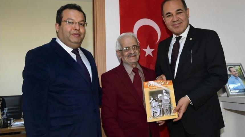 62 Yıllık Sanat&ccedil;ı Yağdıran, İlk Kitabını Başkan S&ouml;zl&uuml;&rsquo;ye Takdim Etti