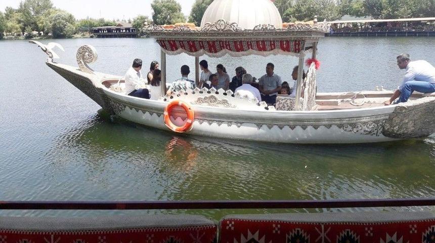 Nikahı Göldeki Kayıkta Kıydılar