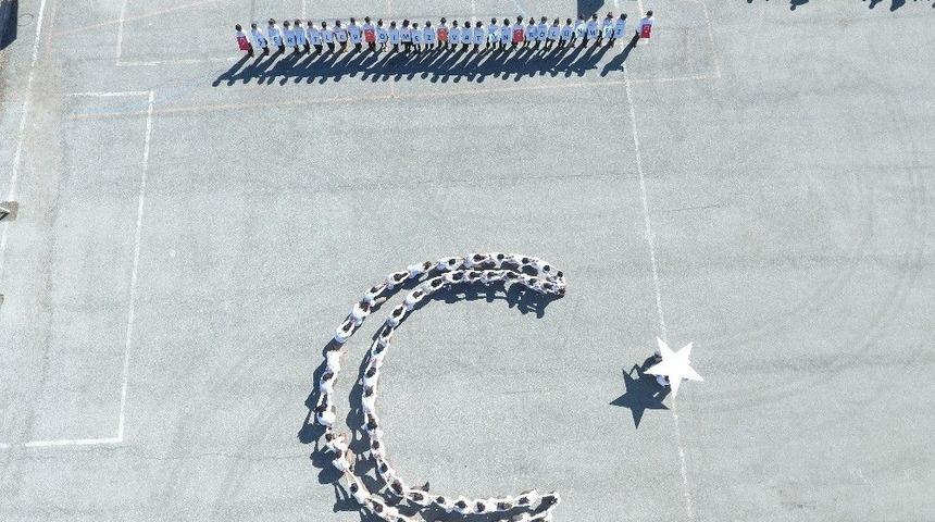 Ortaokul Öğrencilerinden Mehmetçiğe Destek Koreografisi