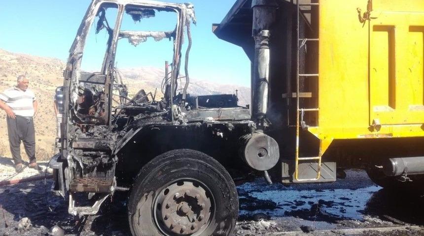 Seyir Halindeki Kamyon Alev Alev Yandı