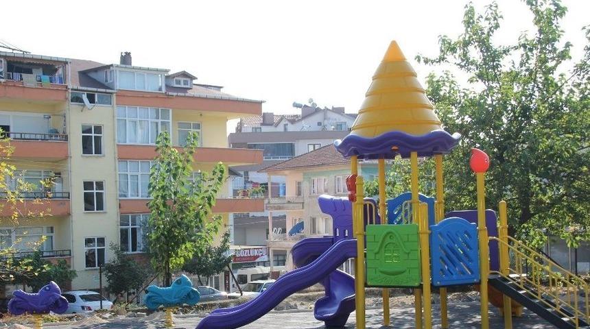 Ak&ccedil;akoca&rsquo;da Parklar Hem &Ccedil;oğalıyor Hem Yenileniyor