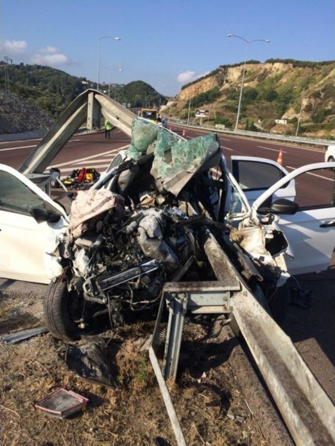 Otobanda Bariyerlere Ok Gibi Saplandı: 3 Kişi &Ouml;ld&uuml;