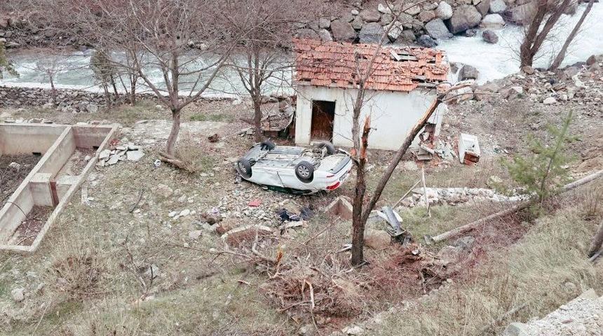G&uuml;m&uuml;şhane&rsquo;de Trafik Kazası: 3 Yaralı
