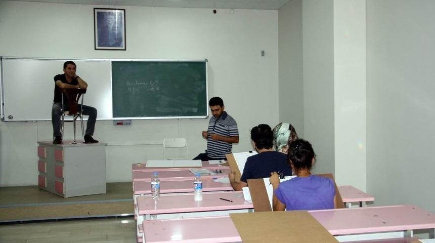 D&uuml;&rsquo;de Adaylar Yetenekli Elleriyle H&uuml;nerlerini Sergiledi