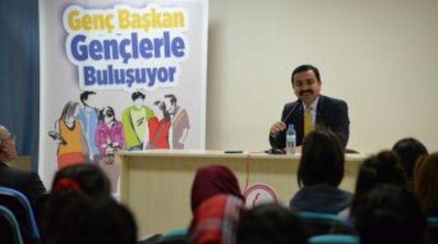 Belediye Başkanı Bah&ccedil;eci, Kariyer G&uuml;nlerinde &Ouml;ğrencilerle Buluştu
