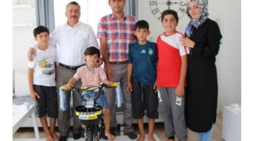 Başkan Tutal&rsquo;dan 5 Yaşındaki &Ccedil;ocuğa Hediye Bisiklet