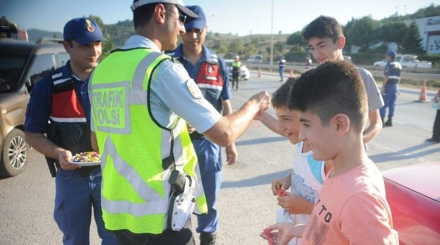 Vali Yılmaz, &Ccedil;ocuklara "kırmızı D&uuml;d&uuml;k" Dağıttı
