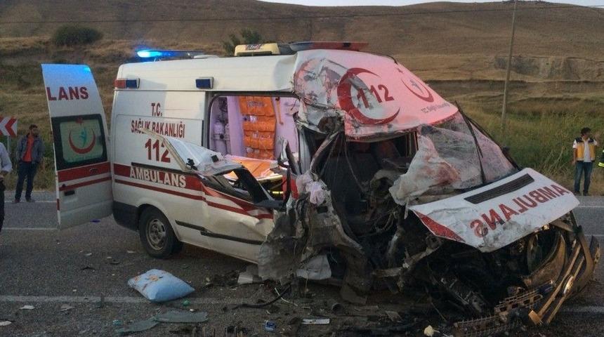 Van’da Ambulansla Tır Çarpıştı; 4 Yaralı