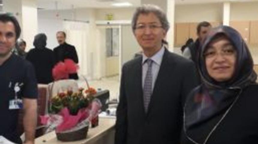 Başkan Ay&rsquo;ın Eşinden Doktorlara &Ccedil;i&ccedil;ek