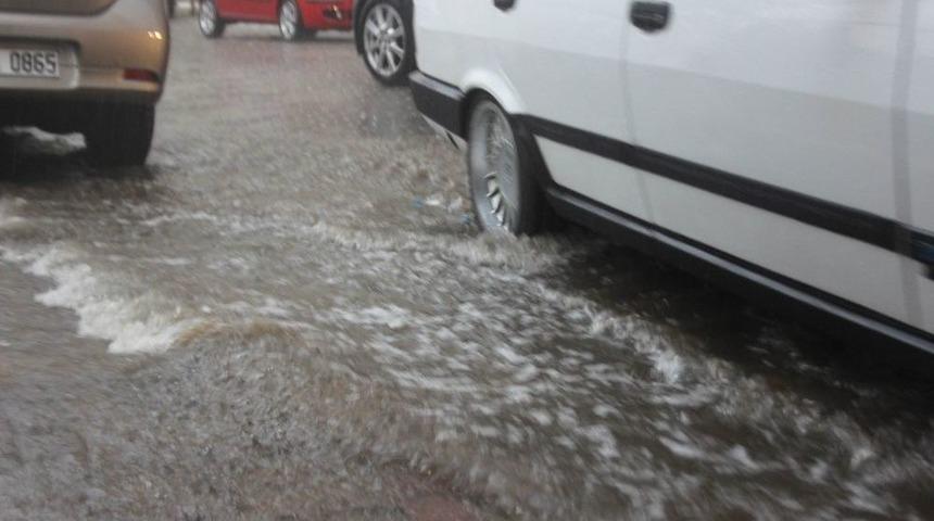 Aydın Sağnak Yağmura Hazırlıksız Yakalandı