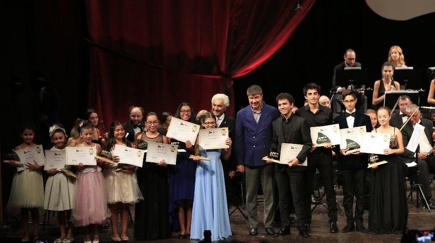 Geleceğin Yıldızları Antalya Devlet Senfoni Orkestrası İle Sahne Aldı