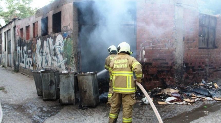 &Ccedil;&ouml;p Konteynırına Atıldığı İddia Edilen S&ouml;nd&uuml;r&uuml;lmemiş Sigara Depoyu Yaktı
