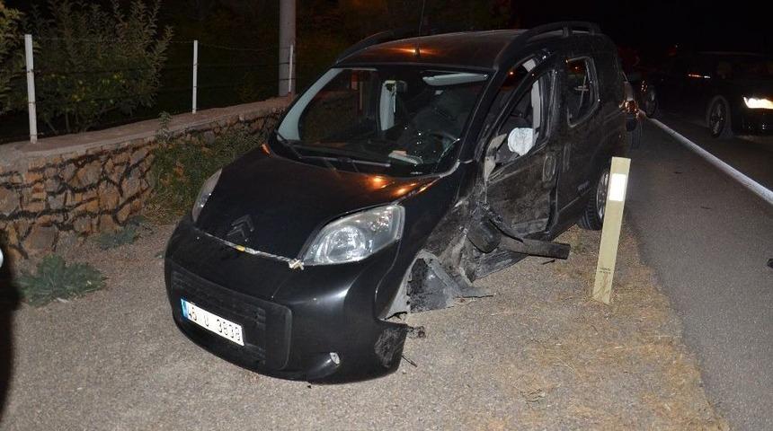 Otomobil İle Hafif Ticari Ara&ccedil; &Ccedil;arpıştı: 2 Yaralı