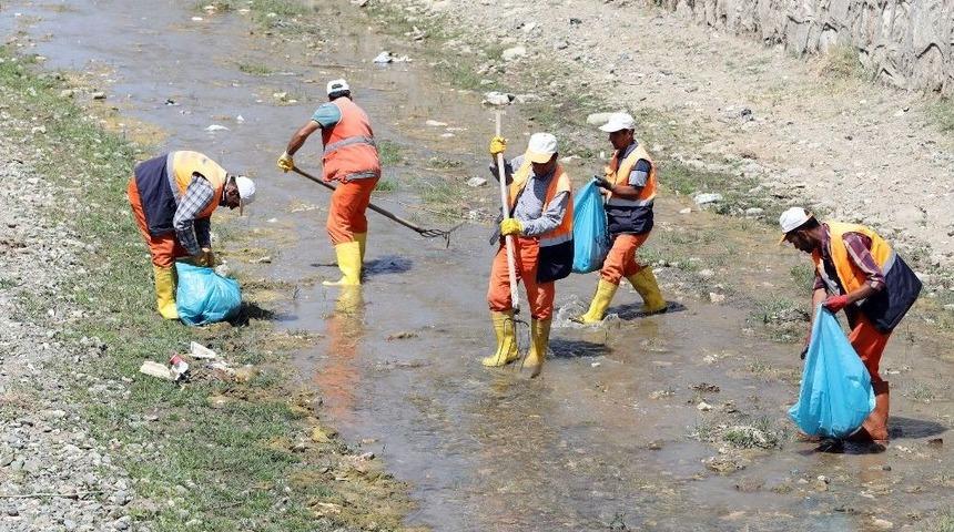 Van G&ouml;l&uuml;&rsquo;ne D&ouml;k&uuml;len Derelerde Temizlik &Ccedil;alışması