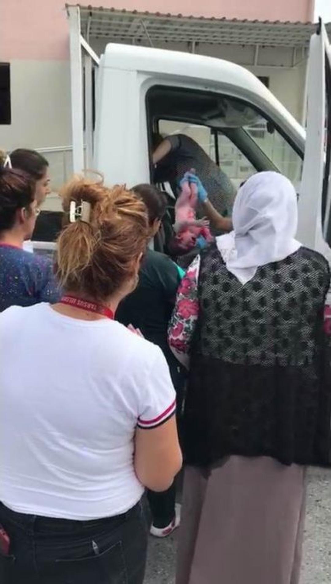 Hastane &Ouml;n&uuml;nde Ara&ccedil;ta Doğum Yaptı