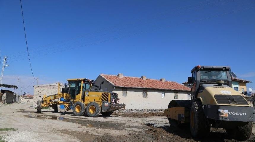 K&ouml;ylerde Yol &Ccedil;alışmaları Devam Ediyor