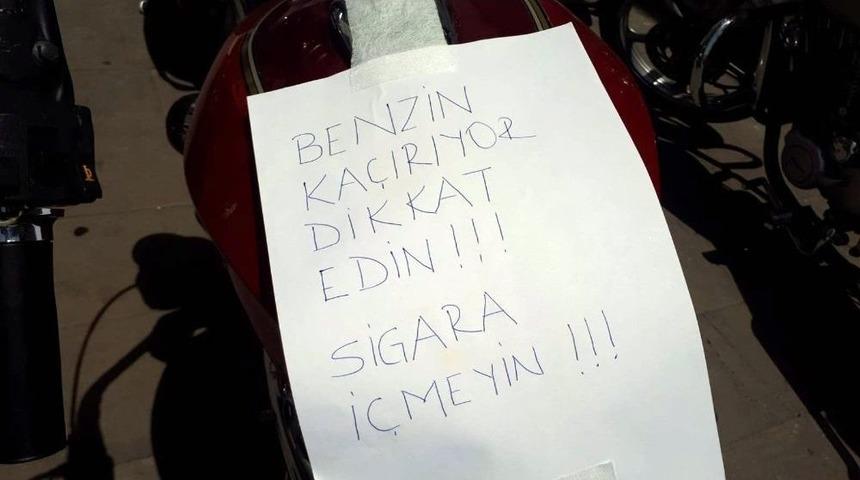 Benzin Sızdıran Motosikletin &Uuml;zerinde Şaşırtan Uyarı