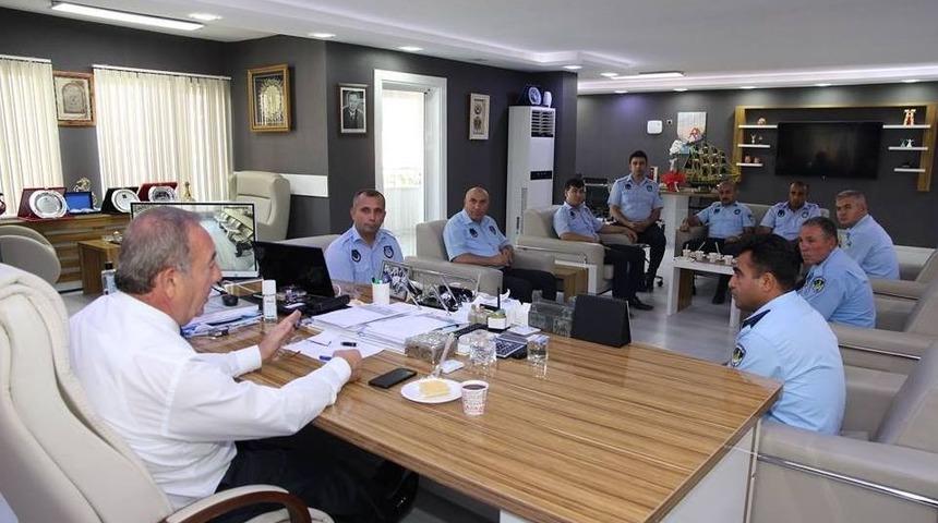 Zabıtalara Pastalı Kutlama