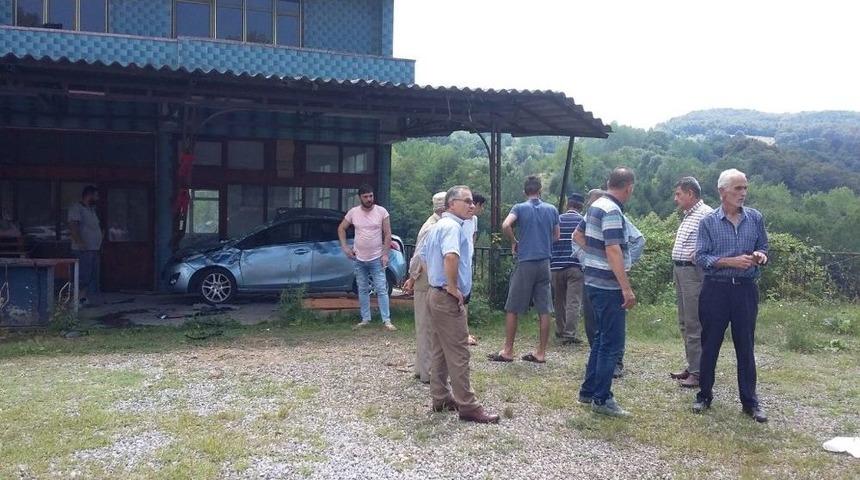 Otomobil Evin Terasına U&ccedil;tu: 2 Yaralı