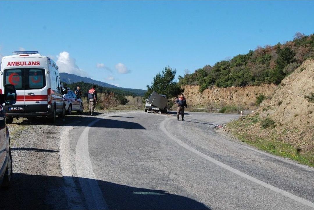 &Ccedil;anakkale&rsquo;de Trafik Kazası: 3 Yaralı
