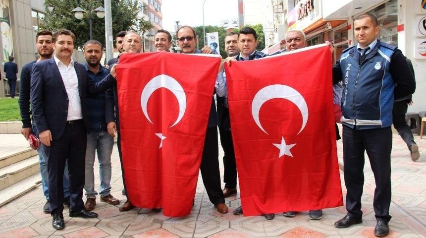 İskenderun Belediyesi Esnafa T&uuml;rk Bayrağı Dağıttı