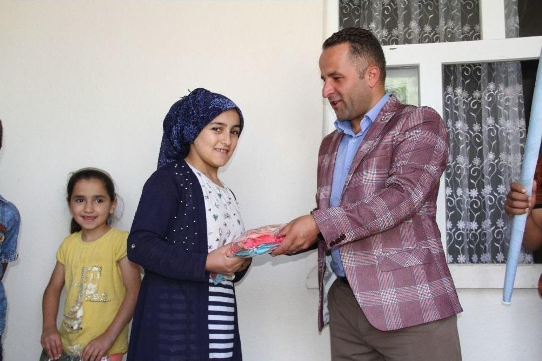 T&uuml;gva, Yetimlere Bayramlıklarını Dağıttı